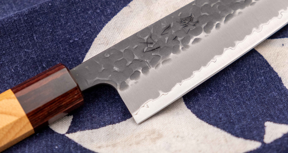 Hokiyama Bunka Aogami Super Kuro-uchi 170 mm svestrani je japanski kuhinjski nož namijenjen za pripremu mesa, ribe i povrća. Ima izrazit kiritsuke vršak ("K-vršak"), koji je dizajniran za precizan rad. Sredina ovog noža je od Hitachi Super Blue čelika (Aogami Super) koji seže u sam vrh kvalitetnijih japanskih čelika.