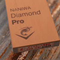Naniwa Pro Diamond dijamantan brusač #400 vrhunski je dijamantni vodobrusni kamen, izvrstan za ravnanje kamena i popravak noževa. Preporučujemo svima koji prije brušenja ravnate svoje kamenje. Vrlo brzo odstranjuje materijal (kod ravnanja kamena i kod popravka noževa), odlična je za upotrebu kod svih tipova čelika.