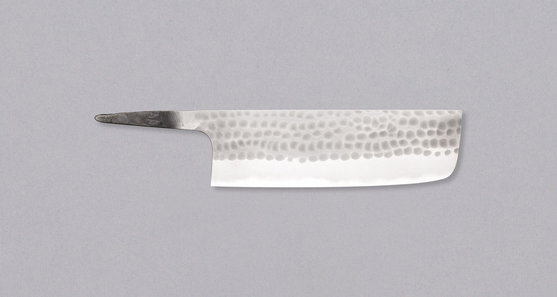 Anryu Nakiri Aogami #2 RC 165 mm je japanski nož posebno dizajniran za rezanje povrća. Dolazi iz male butik radionice čija povijest seže 80 godina unatrag. Ovaj je nož u potpunosti iskovao Ikeda-san, nasljednik majstora Katsushigeja Anryuja, stoga je svaki komad jedinstven. Ovaj nož nema namještenu dršku.