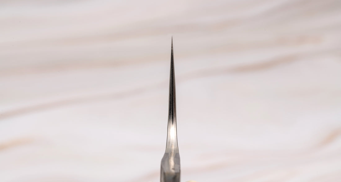 Anryu Nakiri Aogami #2 RC 165 mm je japanski nož posebno dizajniran za rezanje povrća. Dolazi iz male butik radionice čija povijest seže 80 godina unatrag. Ovaj je nož u potpunosti iskovao Ikeda-san, nasljednik majstora Katsushigeja Anryuja, stoga je svaki komad jedinstven. Ovaj nož nema namještenu dršku.