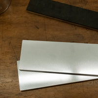Atoma Diamond plate (dijamantna ploča) granulacije 600 je dijamantna ploča srednje grube granulacije, pogodna za početno oštrenje noževa. Preporučamo je svima vama koji ste već iskusniji brusitelji, ali želite uštedjeti vrijeme pri oštrenju noževa, jer pokupi materijal s oštrice brže od standardnog vodobrusnog kamenja. Izvrsna za korištenje na svim vrstama čelika. Upotrebljava se za mokro brušenje, zato nikad ne upotrebljavajte suhu ploču.