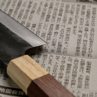 Santoku Funayuki je svestrani kuhinjski nož koji će zablistati u svim vrstama sjeckanja i rezanja. Oštrica je kovana od Suj-2 čelika, tvrdoće 64,7 HRC, jednostavna za brušenje i malo zahtjevnija za održavanje. Tradicionalna japanska (wa) drška izrađena je od temnog palisandera i ima prsten od drva cedrovine.