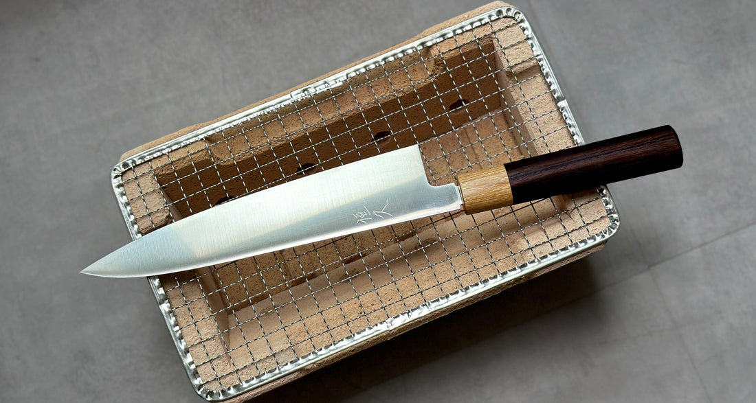 Jednostavan, a vrlo učinkovit Gyuto iz kovačnice Harukaze! Gyuto oblik je japanska varijanta europskih chef noževa – višenamjenski nož koji ima više izvedenica (240 mm – 270 mm). Duži oblici su bolji za rezanje mesa. Dužina 210 mm bit će odlična za jednostavno sjeckanje povrća i rezanje većih komada mesa. Ovaj, 2 mm tanak Gyuto, je među tanjim noževima u našoj ponudi.