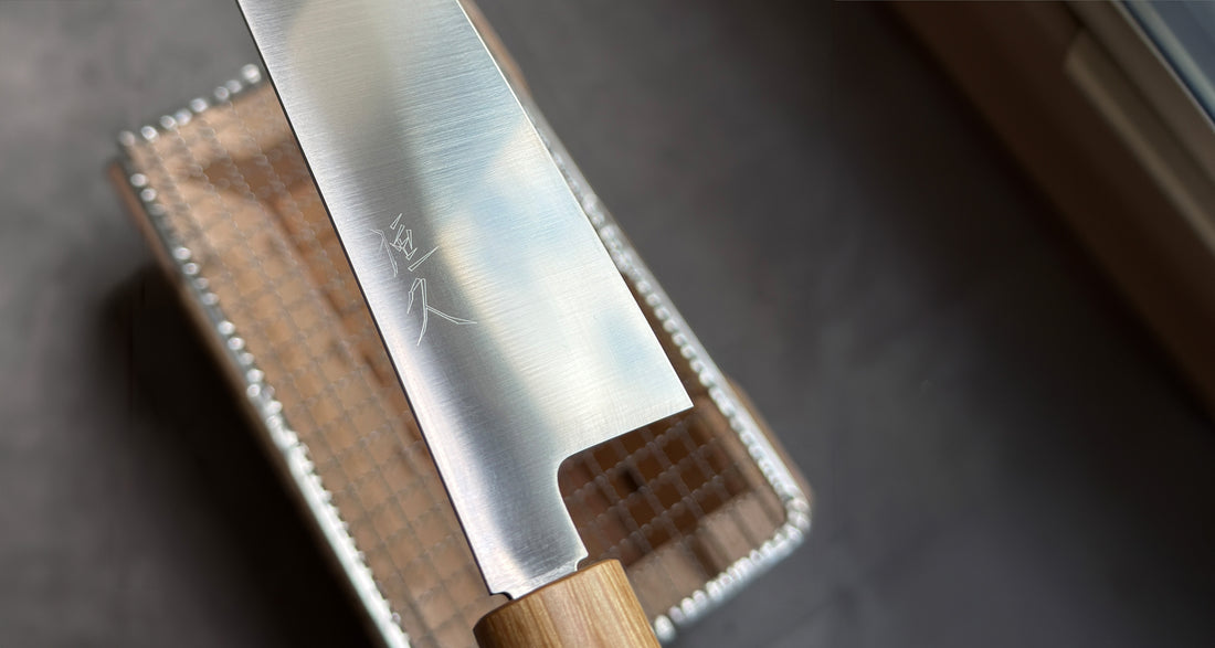 Jednostavan, a vrlo učinkovit Gyuto iz kovačnice Harukaze! Gyuto oblik je japanska varijanta europskih chef noževa – višenamjenski nož koji ima više izvedenica (240 mm – 270 mm). Duži oblici su bolji za rezanje mesa. Dužina 210 mm bit će odlična za jednostavno sjeckanje povrća i rezanje većih komada mesa. Ovaj, 2 mm tanak Gyuto, je među tanjim noževima u našoj ponudi.