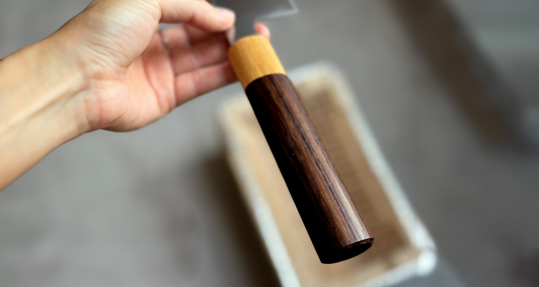 Jednostavan, a vrlo učinkovit Gyuto iz kovačnice Harukaze! Gyuto oblik je japanska varijanta europskih chef noževa – višenamjenski nož koji ima više izvedenica (240 mm – 270 mm). Duži oblici su bolji za rezanje mesa. Dužina 210 mm bit će odlična za jednostavno sjeckanje povrća i rezanje većih komada mesa. Ovaj, 2 mm tanak Gyuto, je među tanjim noževima u našoj ponudi.