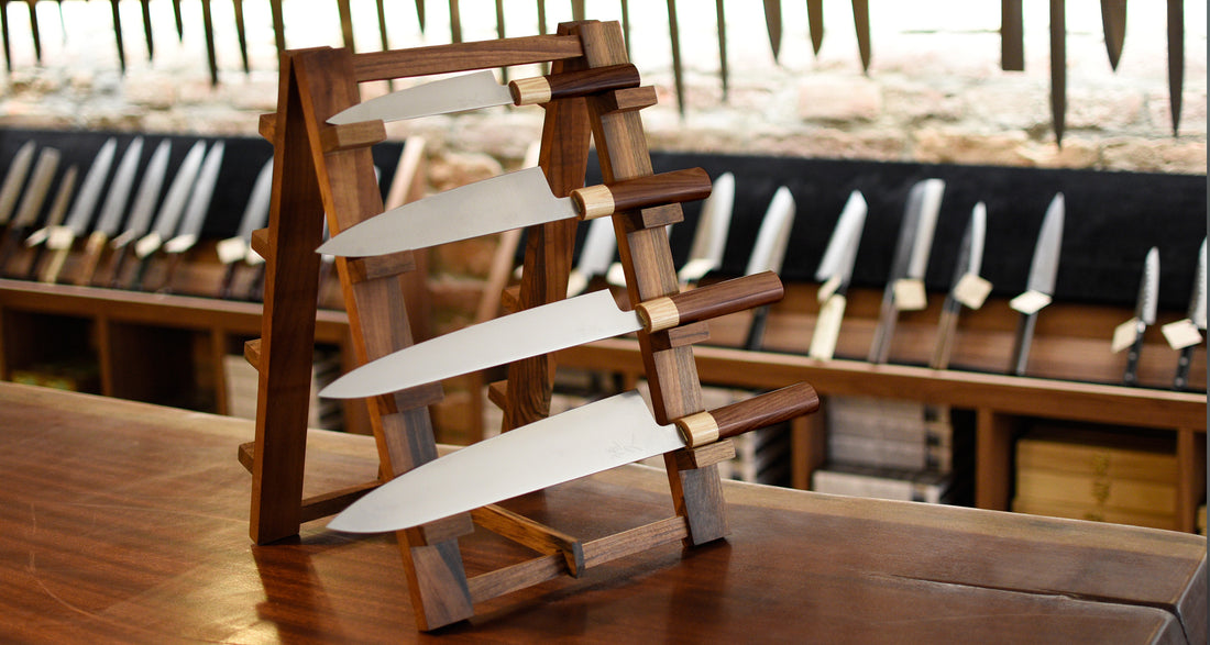 Jednostavan, a vrlo učinkovit Gyuto iz kovačnice Harukaze! Gyuto oblik je japanska varijanta europskih chef noževa – višenamjenski nož koji ima više izvedenica (240 mm – 270 mm). Duži oblici su bolji za rezanje mesa. Dužina 210 mm bit će odlična za jednostavno sjeckanje povrća i rezanje većih komada mesa. Ovaj, 2 mm tanak Gyuto, je među tanjim noževima u našoj ponudi.
