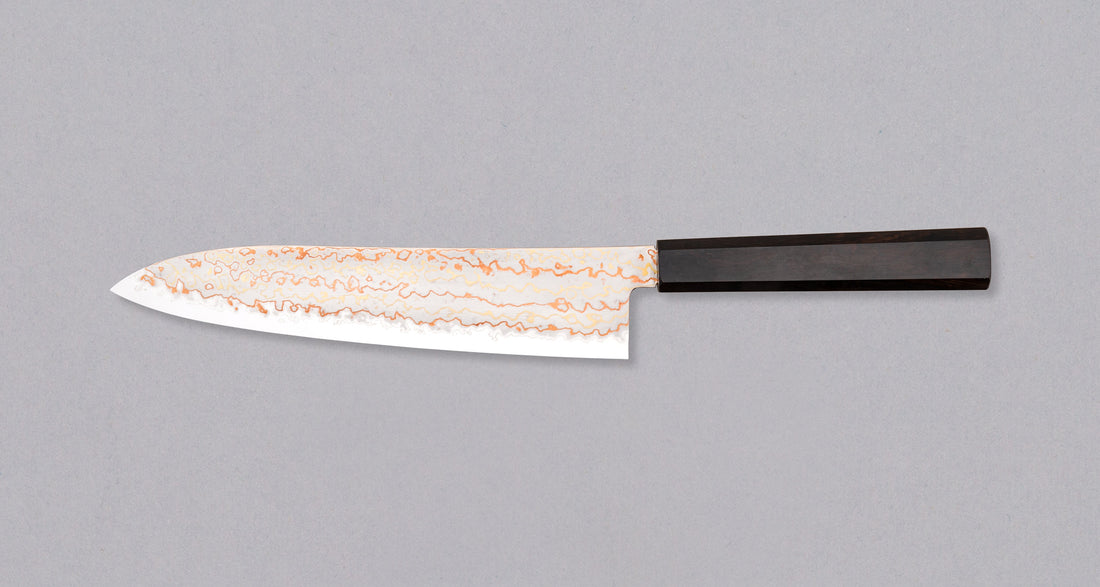 Hayabusa Gyuto Aogami #2 Rainbow Damascus 210 mm je zadivljujući kolekcionarski predmet, izrađen od Aogami #2 čelika, savršeno zadržava svoju oštrinu, a istovremeno ga je lako oštriti. Krasi ga jedinstveni damast uzorak s blagim mat odsjajem, koji je majstorski postignut pažljivim nanošenjem slojeva bakra i mesinga.
