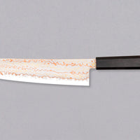 Hayabusa Gyuto Aogami #2 Rainbow Damascus 210 mm je zadivljujući kolekcionarski predmet, izrađen od Aogami #2 čelika, savršeno zadržava svoju oštrinu, a istovremeno ga je lako oštriti. Krasi ga jedinstveni damast uzorak s blagim mat odsjajem, koji je majstorski postignut pažljivim nanošenjem slojeva bakra i mesinga.