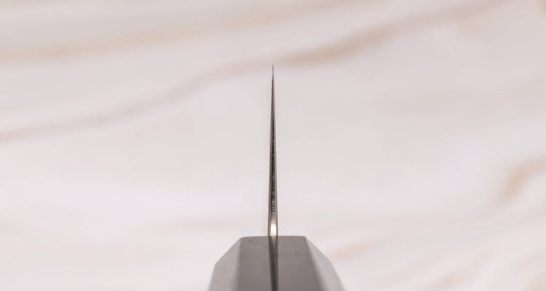 Hayabusa Gyuto Aogami #2 Rainbow Damascus 210 mm je zadivljujući kolekcionarski predmet, izrađen od Aogami #2 čelika, savršeno zadržava svoju oštrinu, a istovremeno ga je lako oštriti. Krasi ga jedinstveni damast uzorak s blagim mat odsjajem, koji je majstorski postignut pažljivim nanošenjem slojeva bakra i mesinga.