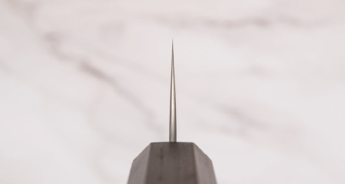 Hayabusa Gyuto VG-10 Tsuchime Damascus Ebony 210 mm svestrani je japanski kuhinjski nož, savršen za precizne zadatke rezanja. Tanak i oštar profil čini ga idealnim za profesionalnu i amatersku upotrebu. Prikaz choila ističe njegovu preciznost i ručno izrađenu kvalitetu.