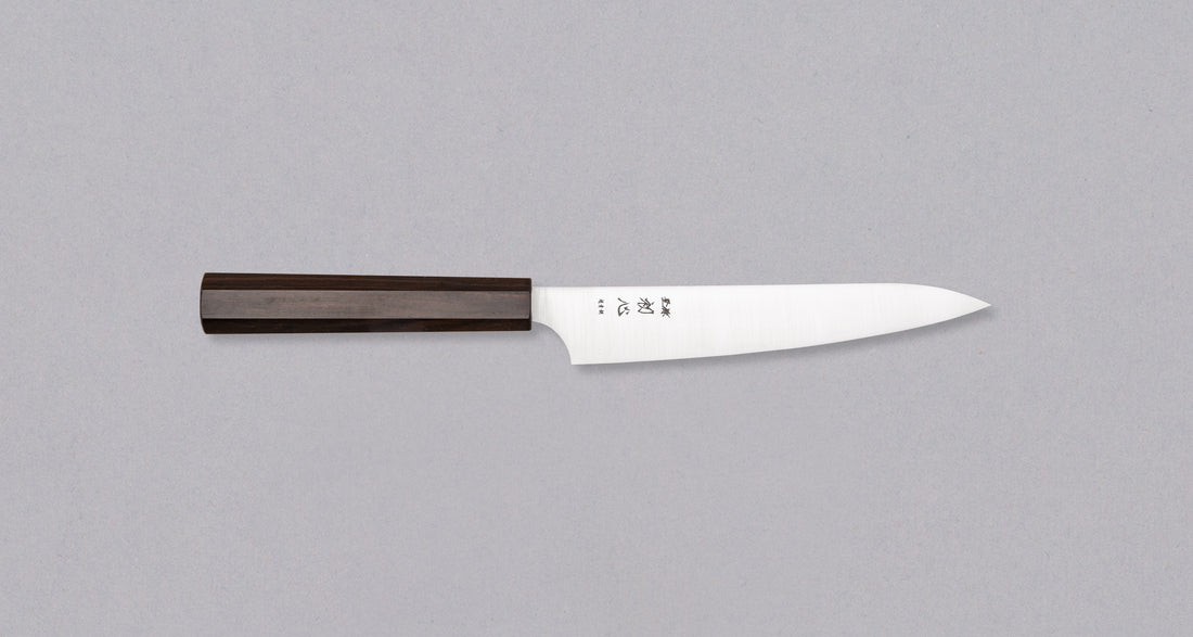 Prikaz desne strane Hayabusa Petty Aogami Super Ebony 150 mm, naglašavajući kompaktnost i funkcionalnost ovog višenamjenskog noža.