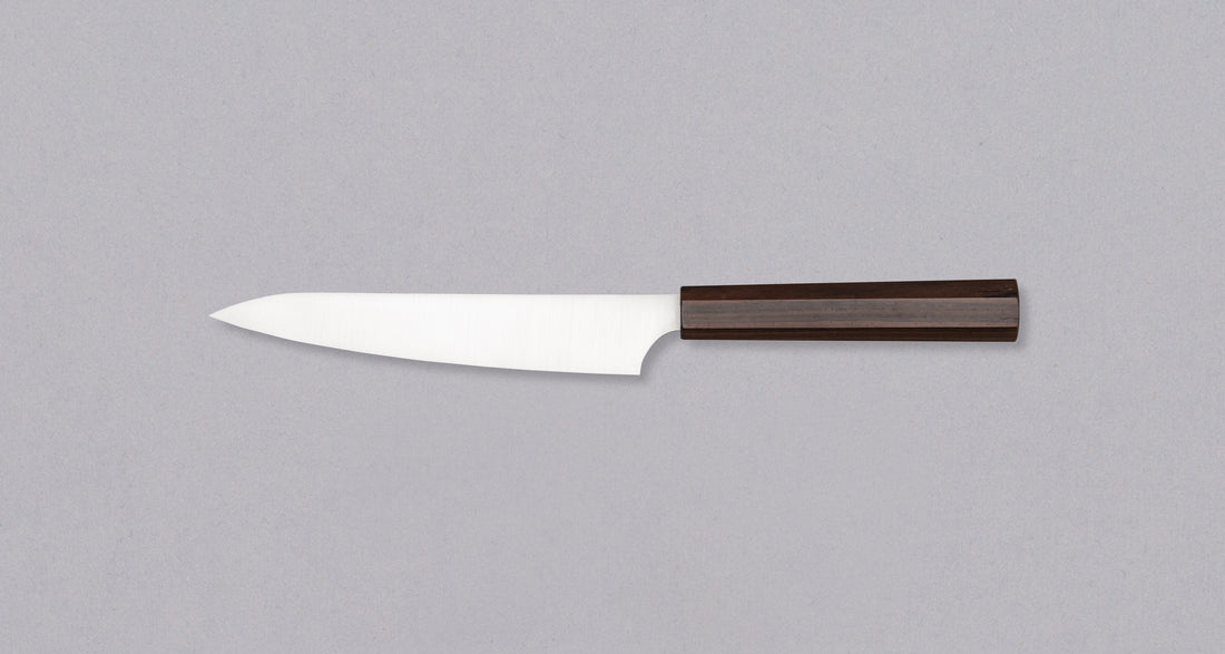 Prikaz lijeve strane Hayabusa Petty Aogami Super Ebony 150 mm, s oštricom i drškom od ebony drva, idealan za precizno rezanje manjih zadataka.