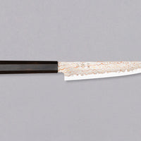 Hayabusa Petty Aogami #2 Rainbow Damascus 150 mm je zadivljujući kolekcionarski predmet, izrađen od Aogami #2 čelika, savršeno zadržava svoju oštrinu, a istovremeno ga je lako oštriti. Krasi ga jedinstveni damast uzorak s blagim mat odsjajem, koji je majstorski postignut pažljivim nanošenjem slojeva bakra i mesinga.