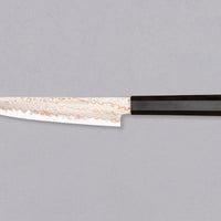 Hayabusa Petty Aogami #2 Rainbow Damascus 150 mm je zadivljujući kolekcionarski predmet, izrađen od Aogami #2 čelika, savršeno zadržava svoju oštrinu, a istovremeno ga je lako oštriti. Krasi ga jedinstveni damast uzorak s blagim mat odsjajem, koji je majstorski postignut pažljivim nanošenjem slojeva bakra i mesinga.