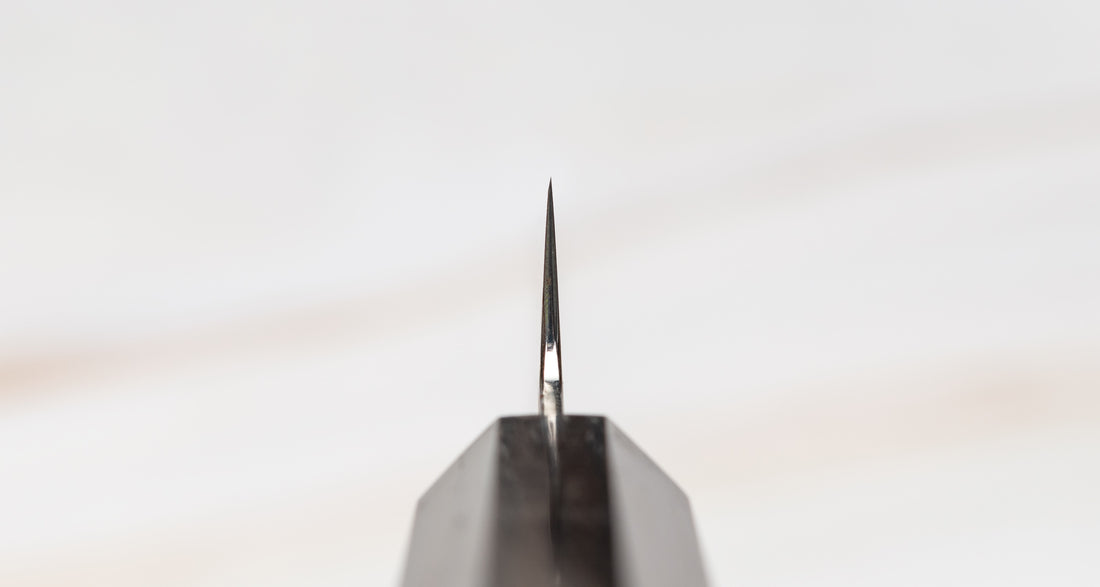 Hayabusa Petty Aogami #2 Rainbow Damascus 150 mm je zadivljujući kolekcionarski predmet, izrađen od Aogami #2 čelika, savršeno zadržava svoju oštrinu, a istovremeno ga je lako oštriti. Krasi ga jedinstveni damast uzorak s blagim mat odsjajem, koji je majstorski postignut pažljivim nanošenjem slojeva bakra i mesinga.