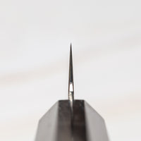 Hayabusa Petty Aogami #2 Rainbow Damascus 150 mm je zadivljujući kolekcionarski predmet, izrađen od Aogami #2 čelika, savršeno zadržava svoju oštrinu, a istovremeno ga je lako oštriti. Krasi ga jedinstveni damast uzorak s blagim mat odsjajem, koji je majstorski postignut pažljivim nanošenjem slojeva bakra i mesinga.
