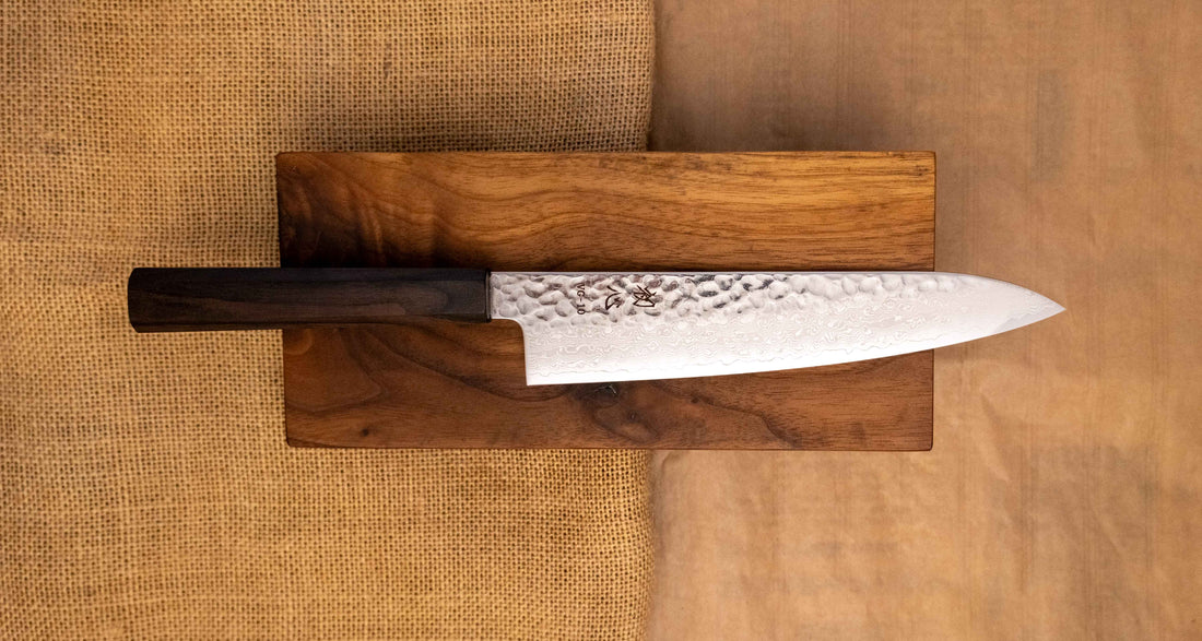 Hayabusa Gyuto VG-10 Tsuchime Damascus Ebony 210 mm - svestrani japanski kuhinjski nož s tankom i preciznom oštricom za pripremu mesa, ribe i povrća.