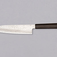 Hayabusa Santoku VG-10 Tsuchime Damascus Ebony 180 mm svestrani je japanski kuhinjski nož prikladan za pripremu mesa, ribe i povrća. Izuzetno tanka i precizna oštrica, pogodna za profesionalnu i amatersku upotrebu.