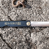 Higonokami je najpoznatiji japanski džepni nož. Oblik noža sliči obliku katane, a to nije slučajnost već povezanost sa samurajskom tradicijom. Srce noža je Shirogami čelik, oštrica će nakon određenog vremena dobiti malo patine.