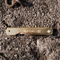 Higonokami je najpoznatiji japanski džepni nož. Oblik noža sliči obliku katane, a to nije slučajnost već povezanost sa samurajskom tradicijom. Srce noža je Aogami #1 čelik, oštrica će nakon određenog vremena dobiti malo patine.