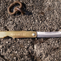 Higonokami je najpoznatiji japanski džepni nož. Oblik noža sliči obliku katane, a to nije slučajnost već povezanost sa samurajskom tradicijom. Srce noža je Aogami #1 čelik, oštrica će nakon određenog vremena dobiti malo patine.