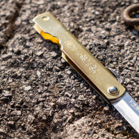 Higonokami je najpoznatiji japanski džepni nož. Oblik noža sliči obliku katane, a to nije slučajnost već povezanost sa samurajskom tradicijom. Srce noža je Aogami #1 čelik, oštrica će nakon određenog vremena dobiti malo patine.