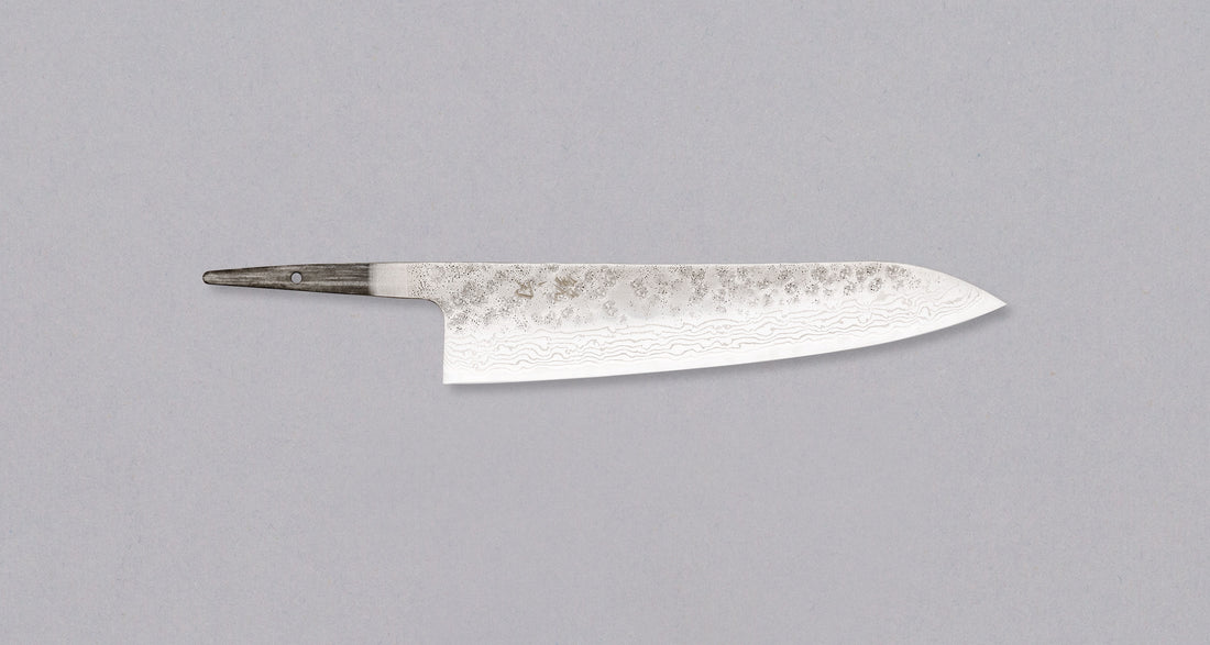 Hokiyama Gyuto 440C Damascus 210mm, svestrani je japanski kuhinjski nož (Chef's knife) koji će doći do izražaja kod najrazličitijih kuhinjskih zadataka. Jezgra noža izrađena je od nehrđajućeg čelika 440C, tvrdoće 59 HRC. Nož nema namještenu dršku, to vam omogućuje da po narudžbi izradite svoj vlastiti jedinstveni nož!