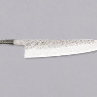 Hokiyama Gyuto 440C Damascus 210mm, svestrani je japanski kuhinjski nož (Chef's knife) koji će doći do izražaja kod najrazličitijih kuhinjskih zadataka. Jezgra noža izrađena je od nehrđajućeg čelika 440C, tvrdoće 59 HRC. Nož nema namještenu dršku, to vam omogućuje da po narudžbi izradite svoj vlastiti jedinstveni nož!