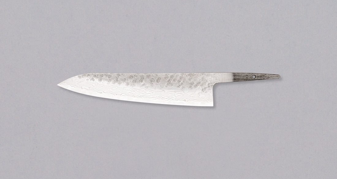 Hokiyama Gyuto 440C Damascus 210mm, svestrani je japanski kuhinjski nož (Chef's knife) koji će doći do izražaja kod najrazličitijih kuhinjskih zadataka. Jezgra noža izrađena je od nehrđajućeg čelika 440C, tvrdoće 59 HRC. Nož nema namještenu dršku, to vam omogućuje da po narudžbi izradite svoj vlastiti jedinstveni nož!