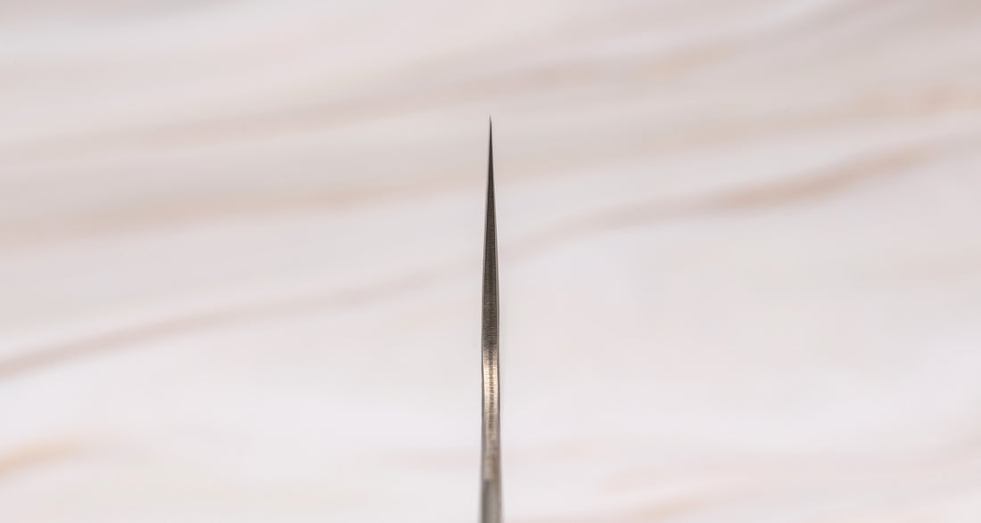Hokiyama Gyuto 440C Damascus 210mm, svestrani je japanski kuhinjski nož (Chef's knife) koji će doći do izražaja kod najrazličitijih kuhinjskih zadataka. Jezgra noža izrađena je od nehrđajućeg čelika 440C, tvrdoće 59 HRC. Nož nema namještenu dršku, to vam omogućuje da po narudžbi izradite svoj vlastiti jedinstveni nož!