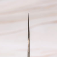 Hokiyama Gyuto 440C Damascus 210mm, svestrani je japanski kuhinjski nož (Chef's knife) koji će doći do izražaja kod najrazličitijih kuhinjskih zadataka. Jezgra noža izrađena je od nehrđajućeg čelika 440C, tvrdoće 59 HRC. Nož nema namještenu dršku, to vam omogućuje da po narudžbi izradite svoj vlastiti jedinstveni nož!