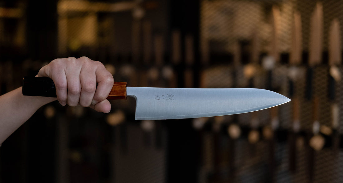 Choil noža. Nož Hokiyama Gyuto SRS13 Migaki 210 mm izvrstan je odabir za sve profesionalne kuhare i kuhare u duši koji vole noževe koji dugo zadržavaju svoju oštrinu, izuzetno su oštri, a pritom su laki za održavanje. Tradicionalni japanski minimalistički izgled oštrice savršeno nadopunjuje elegantna Urushi Flame hrastova drška.