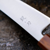 Choil noža. Nož Hokiyama Gyuto SRS13 Migaki 210 mm izvrstan je odabir za sve profesionalne kuhare i kuhare u duši koji vole noževe koji dugo zadržavaju svoju oštrinu, izuzetno su oštri, a pritom su laki za održavanje. Tradicionalni japanski minimalistički izgled oštrice savršeno nadopunjuje elegantna Urushi Flame hrastova drška.