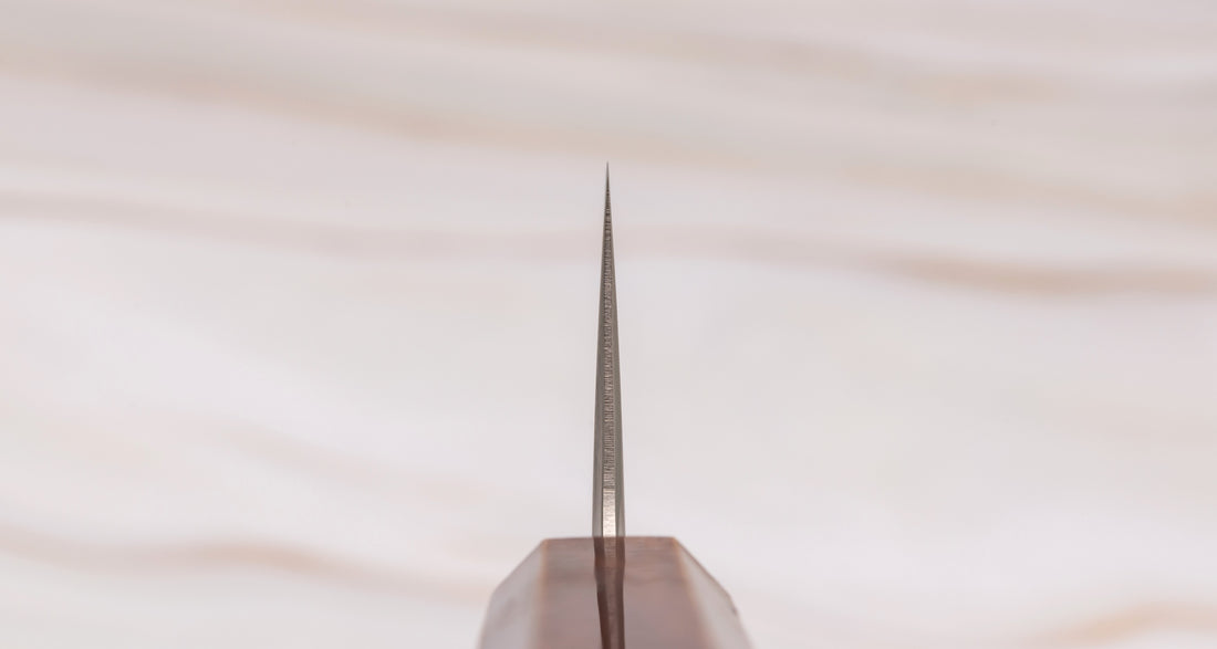 Choil noža. Nož Hokiyama Gyuto SRS13 Migaki 210 mm izvrstan je odabir za sve profesionalne kuhare i kuhare u duši koji vole noževe koji dugo zadržavaju svoju oštrinu, izuzetno su oštri, a pritom su laki za održavanje. Tradicionalni japanski minimalistički izgled oštrice savršeno nadopunjuje elegantna Urushi Flame hrastova drška.