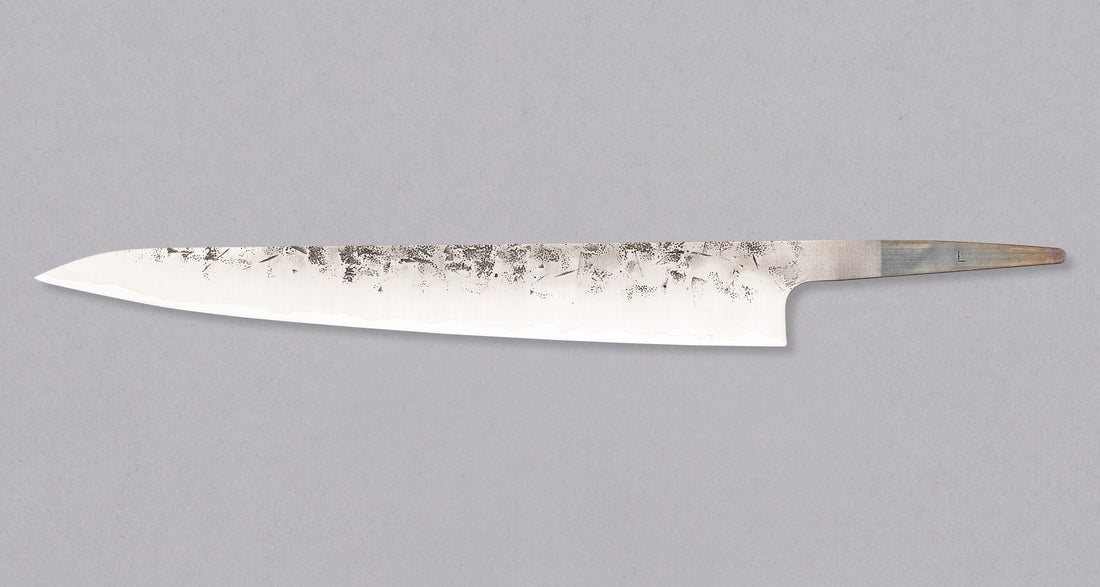 Hokiyama Sujihiki SLD Nashiji 240 mm izrađen je od SLD polu-nehrđajućeg čelika, koji kombinira lako održavanje i impresivno dugo zadržavanje oštrine. Minimalistička površina oštrice kombinacija je nashiji i mat migaki završnog izgleda. Zbog svoje je dužine jedan od najokretnijih sujiki, što ga čini izvrsnim kao poklon.