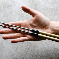 Kaneka Chopsticks su dugi 305 mm, izrađeni od nehrđajućeg čelika s drškom od drva magnolije i roga vodenog bivola.