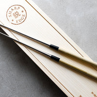 Kaneka Chopsticks su dugi 305 mm, izrađeni od nehrđajućeg čelika s drškom od drva magnolije i roga vodenog bivola.