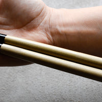 Kaneka Chopsticks su dugi 305 mm, izrađeni od nehrđajućeg čelika s drškom od drva magnolije i roga vodenog bivola.