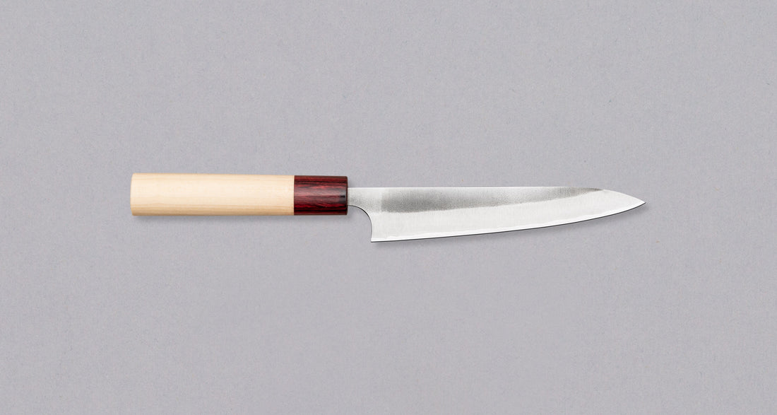 Kolekcija marke Masakage, kovača Yoshimi Kata zove se Yuki – snijeg. Suptilan izgled oštrice i svijetla drška od drva magnolije oblikovani su tako da nož podsjeća na snijegom pokriven zimski pejzaž. S karbonskom čeličnom sredinom i nehrđajućim vanjskim slojevima ova je linija odličan spoj ljepote i kapaciteta.