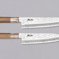 Noževi u setu Kotetsu VG-10 Damascus - gyuto i santoku - veliki su svestrani kuhinjski noževi s vidljivim otiscima čekića, uzorkom damaska ​​i klasičnom japanskom drškom od tikovine (u stilu wa). Izbor VG-10 nehrđajućeg čelika osigurava otpornost na hrđu, izdržljivost i otpornost na habanje.