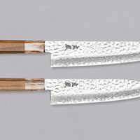 Noževi u setu Kotetsu VG-10 Damascus - gyuto i santoku - veliki su svestrani kuhinjski noževi s vidljivim otiscima čekića, uzorkom damaska i klasičnom japanskom drškom od tikovine (u stilu wa). Izbor VG-10 nehrđajućeg čelika osigurava otpornost na hrđu, izdržljivost i otpornost na habanje.