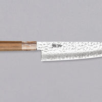Kotetsu Santoku VG-10 Damascus 180 mm veliki svestrani je nož s vidljivim otiscima čekića i klasičnom japanskom (wa-style) drškom od tikovine. Oduševit će svakega koji cijene i estetski oblikovane kuhinjske posuđe.