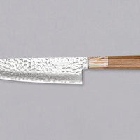 Kotetsu Santoku VG-10 Damascus 180 mm veliki svestrani je nož s vidljivim otiscima čekića i klasičnom japanskom (wa-style) drškom od tikovine. Oduševit će svakega koji cijene i estetski oblikovane kuhinjske posuđe.