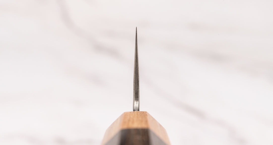 Kotetsu VG-10 Damascus Nakiri 160 mm je nož za povrće s vidljivim otiscima čekića i klasičnom japanskom (wa-style) drškom od pakka drva. Nož je iznimno tanak (1,9 mm) tako da će s lakoćom kliziti kroz sastojke, a odabir VG-10 nehrđajućeg čelika osigurava otpornost na hrđu, izdržljivost i otpornost na habanje.