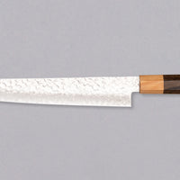 Kotetsu Sujihiki VG-10 Damascus 240 mm je nož za rezanje ribe i mesa s vidljivim otiscima čekića i klasičnom japanskom (wa-style) drškom od pakka drva. Oduševit će svakega koji cijene i estetski oblikovana kuhinjska pomagala. Duga i uska oštrica oblikovana je za rezanje ribe i mesa bez kostiju ili za filetiranje i odstranjivanje kože, jer već jednim potezom precizno odrežemo što želimo. Odabir čelika omogućuje jednostavno brušenje.