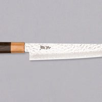 Kotetsu Sujihiki VG-10 Damascus 240 mm je nož za rezanje ribe i mesa s vidljivim otiscima čekića i klasičnom japanskom (wa-style) drškom od pakka drva. Oduševit će svakega koji cijene i estetski oblikovana kuhinjska pomagala. Duga i uska oštrica oblikovana je za rezanje ribe i mesa bez kostiju ili za filetiranje i odstranjivanje kože, jer već jednim potezom precizno odrežemo što želimo. Odabir čelika omogućuje jednostavno brušenje.