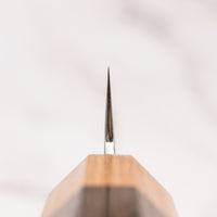 Kotetsu Sujihiki VG-10 Damascus 240 mm je nož za rezanje ribe i mesa s vidljivim otiscima čekića i klasičnom japanskom (wa-style) drškom od pakka drva. Oduševit će svakega koji cijene i estetski oblikovana kuhinjska pomagala. Duga i uska oštrica oblikovana je za rezanje ribe i mesa bez kostiju ili za filetiranje i odstranjivanje kože, jer već jednim potezom precizno odrežemo što želimo. Odabir čelika omogućuje jednostavno brušenje.