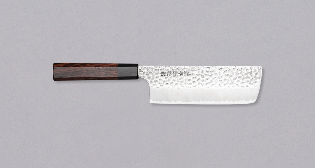 Kouhei-Shinmatsu ZDP-189 Nakiri Silver 200 mm plod je desetogodišnjih iskustava, stečenih prodajom noževa s naše strane i vještine kovanja noževa koja prelazi iz generacije u generaciju majstora iz kovačnice Suncraft. ZDP-189 čelični noževi iznimno su rijetki i proizvodi ih Suncraft posebno za OštarRub.