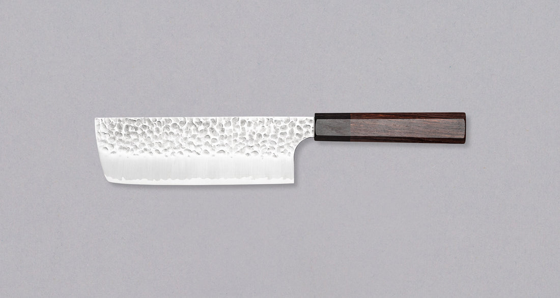 Kouhei-Shinmatsu ZDP-189 Nakiri Silver 200 mm plod je desetogodišnjih iskustava, stečenih prodajom noževa s naše strane i vještine kovanja noževa koja prelazi iz generacije u generaciju majstora iz kovačnice Suncraft. ZDP-189 čelični noževi iznimno su rijetki i proizvodi ih Suncraft posebno za OštarRub.