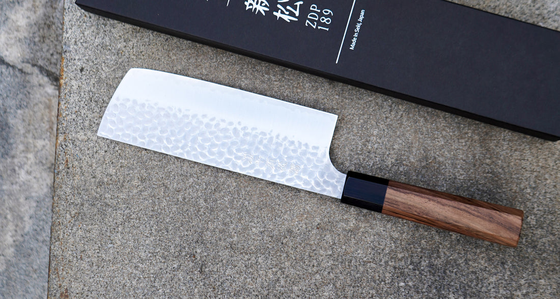 Kouhei-Shinmatsu ZDP-189 Nakiri Silver 200 mm plod je desetogodišnjih iskustava, stečenih prodajom noževa s naše strane i vještine kovanja noževa koja prelazi iz generacije u generaciju majstora iz kovačnice Suncraft. ZDP-189 čelični noževi iznimno su rijetki i proizvodi ih Suncraft posebno za OštarRub.